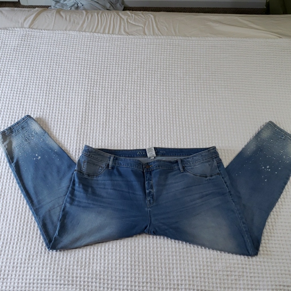 Ava&Viv 24W Light wash distressed jeggings